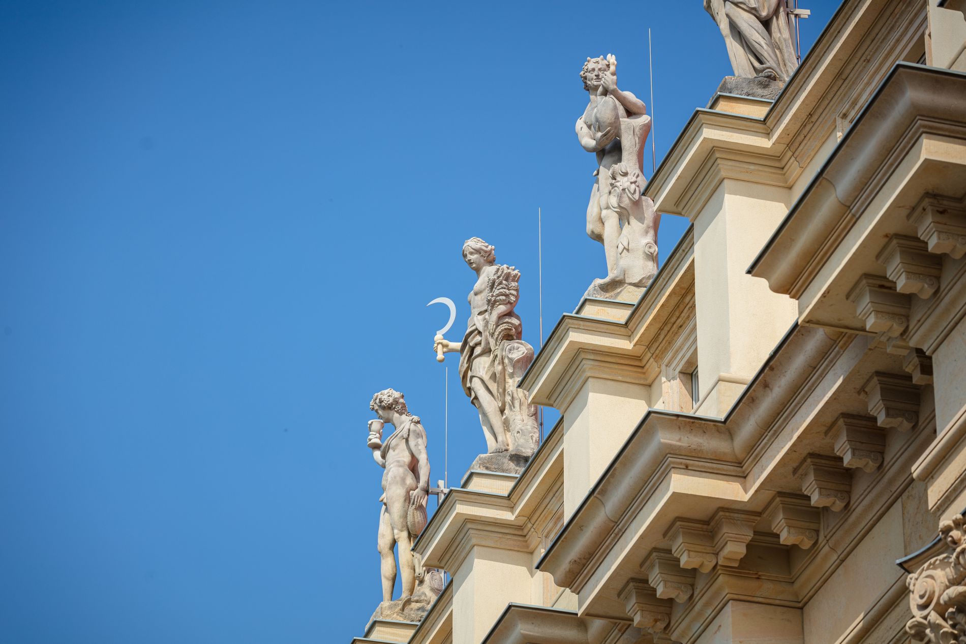 Detailaufnahme von historischen Skulpturen auf dem Dach des Plögerschen Gasthofs in Potsdam